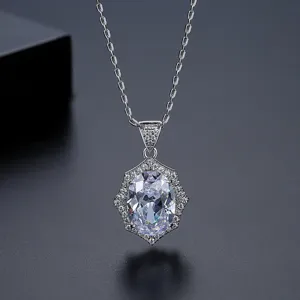 Elegante zilverkleurige ketting met grote ovale zirkoon in geometrisch kader