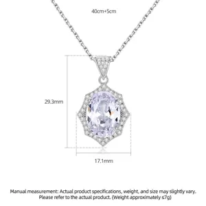Geometrische zilveren ketting met ovale zirkoon hanger en afmetingen.