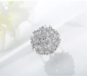 Detailweergave van luxe zilveren bloemenring met schitterende AAA-zirkonia stenen