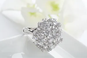 Detailopname van een exclusieve bloemenring bezet met schitterende AAA-zirkonia.