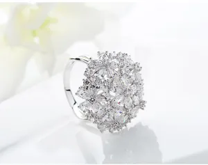 Macro-opname van een schitterende AAA zirkonia bloemring met een zilveren plating