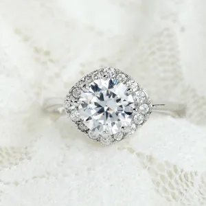 Elegante zilverkleurige messing ring met grote ronde zirkonia en kristallen halo
