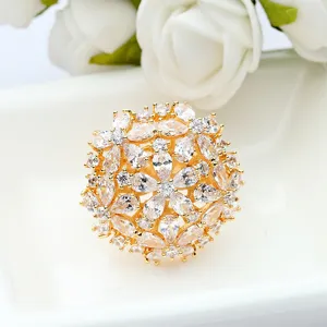 Close-up van een elegante goudvergulde bloemring met sprankelende AAA zirkonia bloembladen