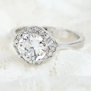 Elegante messing ring met ronde kristal zirconia in halo zetting, zilveren finish