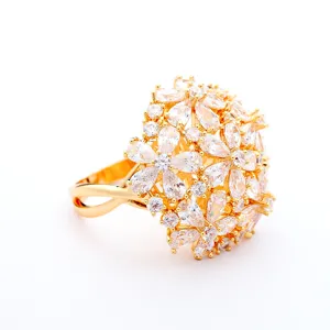Detailopname van een vergulde ring met ingewikkelde bloemclusters van AAA-zirkonia