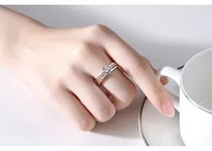 Close-up van roségouden dubbellaagse ring met fonkelende AAA cubic zirconia inlay.
