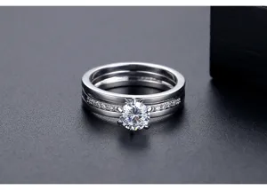 Detail van een elegante dubbellaagse ring met een schitterende AAA zirkonia centrale steen.