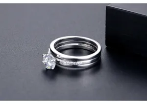 Detailopname van een minimalistische dubbellaagse zilveren ring met AAA-zirkonia enzetwerk.