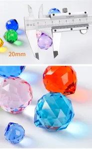 Detalle macro de bolas de cristal facetadas de 20mm en colores vivos para decoración