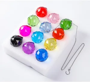 Primer plano de bolas de cristal facetadas en 12 colores con cadena para decoro lámpara