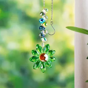 Primer plano de atrapasol de girasol de cristal verde con cuentas de colores para ventana