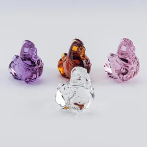 Detailansicht von vier bunten Glaspferde-Figuren perfekt für elegante Wohndekoration