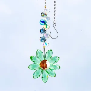Primer plano de un atrapasol de girasol de cristal verde con cuentas de colores