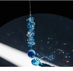 Gros plan d'un attrape-soleil en cristal bleu avec reflets lumineux prismatiques