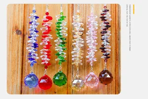 Attrape-soleil colorés en cristal de 40 mm suspendus sur un fond en bois naturel