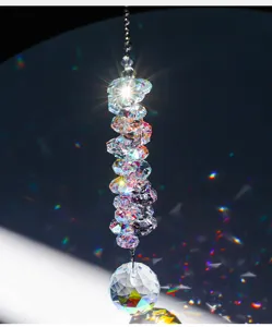 Détail d'une boule de cristal de 40mm créant des reflets arc-en-ciel éclatants sous la lumière