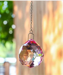 Makroansicht eines 40-mm-AB-Kristallkugel-Prismas als Sonnenfänger mit Lichtreflexionen