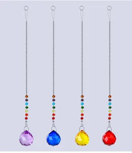 Τέσσερα πολύχρωμα κρυστάλλινα suncatchers με ζωντανές αλυσίδες ουράνιου τόξου για παράθυρα
