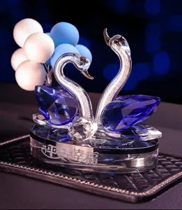 Dettaglio di un ornamento per auto in cristallo con accenti in vetro blu zaffiro e trasparente