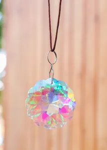 Détail du pendentif fleur en cristal irisé montrant le reflet de l'arc-en-ciel