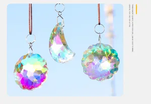 Gros plan de pendentifs attrape-soleil en cristal iridescent en forme de lune et de fleur