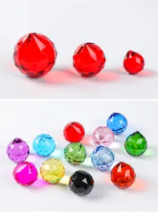 Bolas de cristal talladas en varios tamaños y colores para lámparas y decoración.