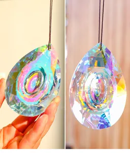 Dettaglio di pendente in cristallo a goccia con rivestimento AB multicolore iridescente