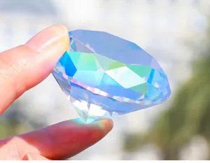 Vue détaillée d'un diamant en cristal irisé aux reflets arc-en-ciel multifacettes