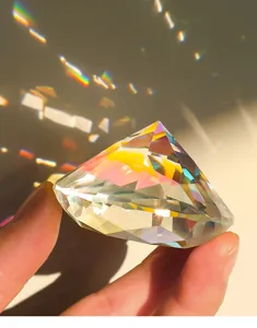 Gros plan détaillé d'un pendentif en cristal irisé montrant des reflets arc-en-ciel vibrants