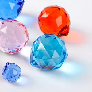 Bolas de cristal facetadas multicolores de varios tamaños para joyería y decoración