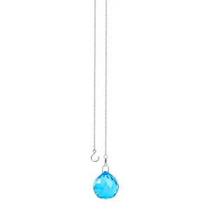 Bola de cristal azul tallada para colgar con cadena de plata y gancho metálico