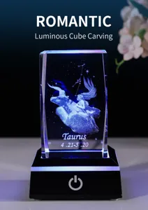 Nahaufnahme eines 3D-lasergravierten Stier-Kristallwürfels auf einem LED-Sockel