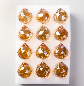 Primer plano de 12 colgantes de bola de cristal facetado color champán para lámparas