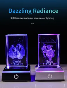 Detailansicht von 3D-lasergravierten Sternzeichen-Kristallen mit bunten LED-Sockeln