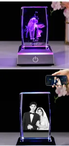 Detailansicht eines personalisierten 3D-lasergravierten Kristallornaments mit LED