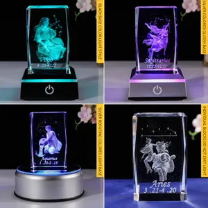 Vierer-Display von 3D laser-gravierten Sternzeichen-Kristallblöcken mit bunten LED-Sockeln