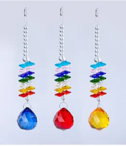 Détail de trois pendentifs boule de cristal colorés avec perles octogonales arc-en-ciel