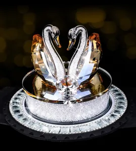 Eleganter Schwan-Kristall-Autoparfümhalter mit funkelndem Gold- und Kristall-Strass-Sockel