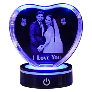 Gepersonaliseerde 3D-hartkristalfoto met LED-lichtgevende basis cadeau
