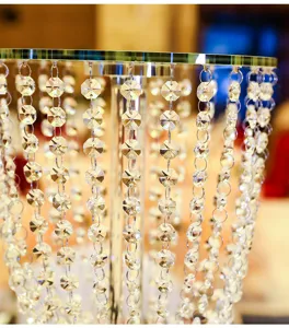 Nahaufnahme luxuriöser Hochzeitskristallperlen an einem klaren Blumenständer