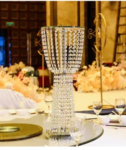Eleganter hoher Kristallperlen-Blumenständer als Tischdekoration für luxuriöse Hochzeiten.