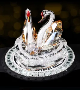 Ornamento auto cigno di cristallo, base cuore strass scintillanti, elegante decoro scrivania.