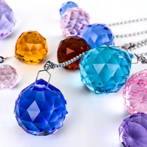 Sfere di cristallo sfaccettate multicolori per lampadari e decorazioni per casa.