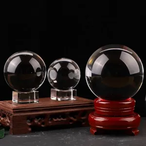 Transparante kristallen bollen in diverse maten op houten en glazen standaards