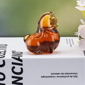 Nahaufnahme einer bernsteinfarbenen Pferdefigur aus Glas mit glänzender Textur