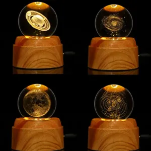 Cuatro luces nocturnas de bola de cristal grabadas en 3D con bases de madera
