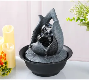Detailaufnahme eines Zimmerbrunnens mit Kristallkugel für Zen-Wohnkultur im Feng Shui Stil