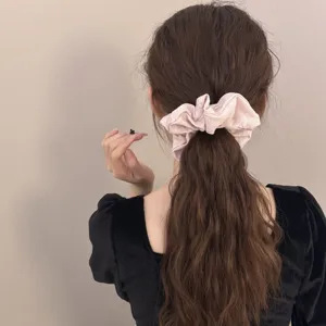 Grande scrunchie rosa ricamato in stile coreano indossato su coda di cavallo mossa