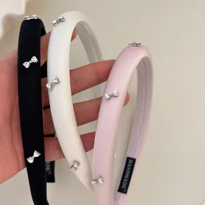 Juego de tres diademas de esponja en negro blanco y rosa con lazos de diamantes