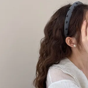 Serre-tête gris élégant avec motifs de nœuds noirs pour accessoires de cheveux